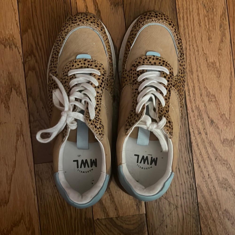 Madewell like new sneakers wore few times very comfortable.